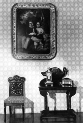 Vista de una pintura y muebles del periodo virreinal