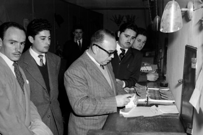 Alfonso Gaona revisando boletos en las taquillas de una plaza de toros