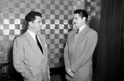 Alfonso Gaona dialoga con un hombre en una sala