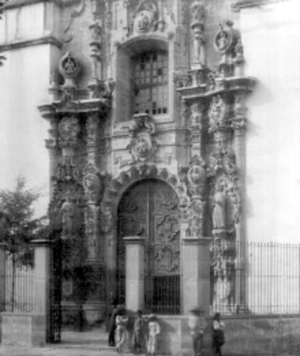 Niños en el atrio de una iglesia, retrato de grupo