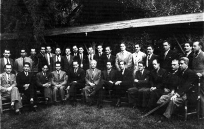 Felipe Teixidor y otros hombres en un jardín, retrato de grupo