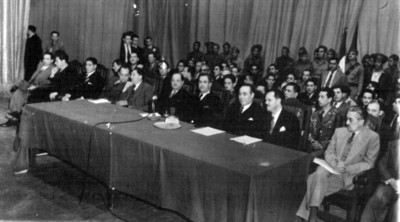 Manuel Ávila Camacho y funcionarios presiden un acto público