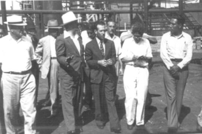 Felipe Teixidor, Efraín Buenrostro y acompañantes en un recorrido por refinería