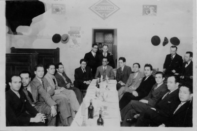 Felipe Teixidor con otros hombres en una cantina