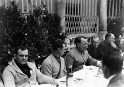 General Alvaro Obregón con otros hombres durante una comida
