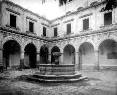 Vista parcial del patio de un claustro con su fuente