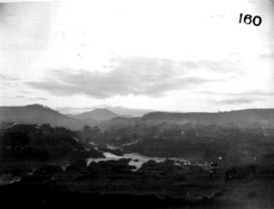 Casas en la rivera de un río