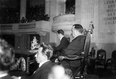 Obregón escucha el discurso del presidente del Congreso, durante su informe presidencial