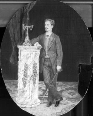 Hombre de pie frente a una columna, retrato