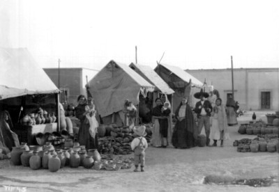 Familia compra en un tianguis de artesanías