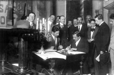 El Diputado constituyente Félix Palavicini presencia la firma la Constitución de 1917