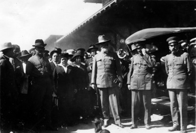Carranza acompañado de Obregón y comitiva, en una estación de tren