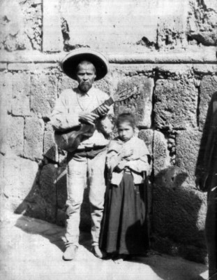Hombre con guitarra acompañado de una niña
