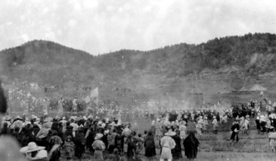 Indígenas durante una festividad religiosa