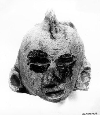 Escultura de rostro humano con deformación facial