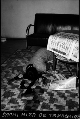 Sachi, hija de Tamachiro, en una sala, cadáver