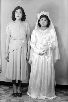 Mujer y niña con vestido de primera comunión, retrato