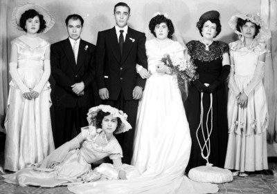 Recién casados y familiares, retrato de grupo