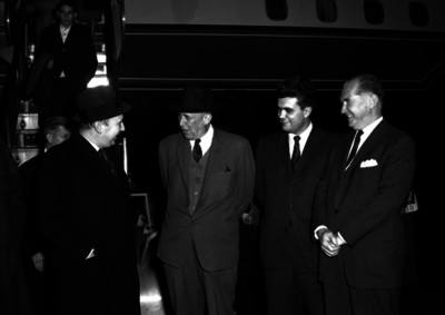 Rodrigo Gómez conversando con otras personas junto a un avión