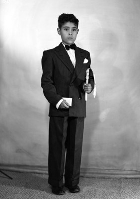 Niño vestido para primera comunión, retrato