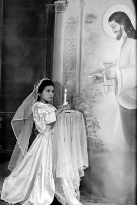 Niña haciendo su primemra comunión