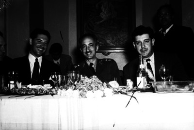 Eduardo Hernández Chazaro, diputado, conviviendo con personalidades durante un banquete, retrato