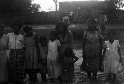 Mujeres, hombres y niñas de clase baja, en rio, retrato