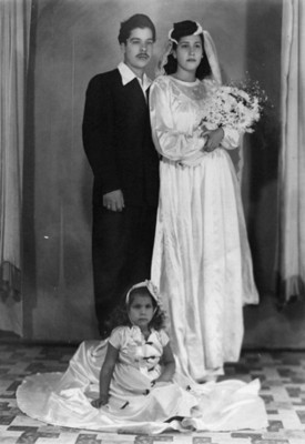 Pareja de novios y niña, retrato