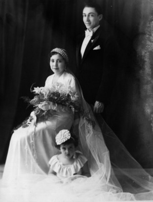 Pareja de novios y niña, retrato