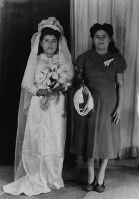 Novia con su madre, retrato