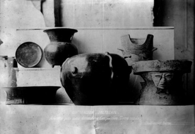 Brasero con rostro humano y vasijas teotihuacanas