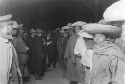 General Arnulfo R Gómez recibe prisioneros huertistas