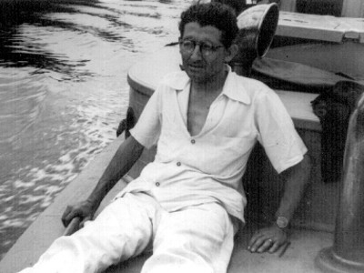 Felipe Teixidor sentado en una embarcación, retrato