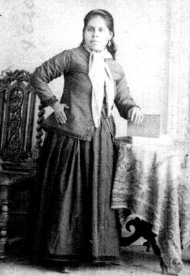 Mujer de pie, retrato