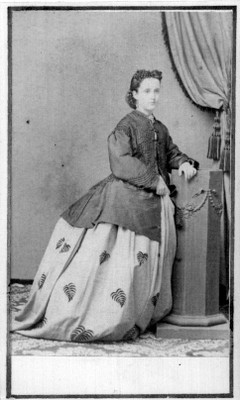 Mujer apoyada en una pilastra