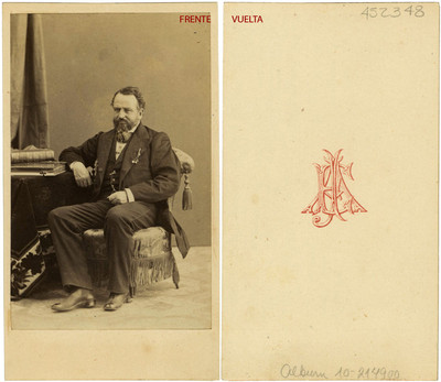Hombre sentado sobre un sillón, retrato