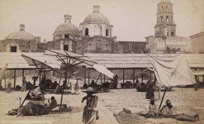 Tianguis al costado de una iglesia