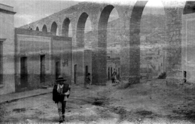 Acueducto viejo en Zacatecas. "5666. An old aqueduct. Zacatecas"