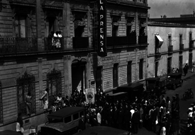 Cortejo fúnebre de Pablo Langarica al llegar a las oficinas de La Prensa