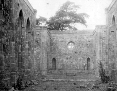Hombre en el anterior de una Capilla abierta