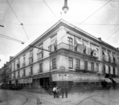 Edificio en una esquina, fachada