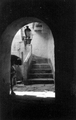 Niño de pie en el portico de una casa
