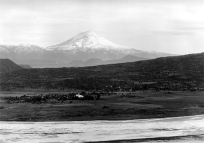 "Popocatépetl, visto desde la carretera Puebla-México, D.F.", panorámica