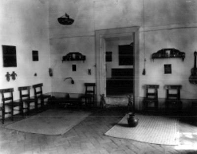 Vista de una sala de museo con muebles artesanales