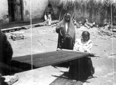 Mujeres indígenas trabajan con un telar
