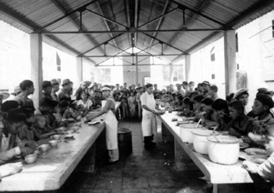 Muchachos del grupo Liberación, dunrante la comida, retrato