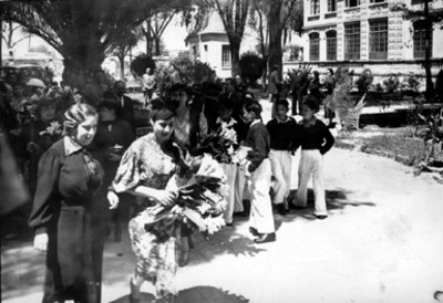 Casa del niño, mujeres de clase alta y niños en el jardin