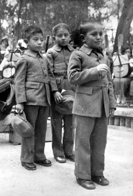 Niños de un orfanatorio participando en un festival