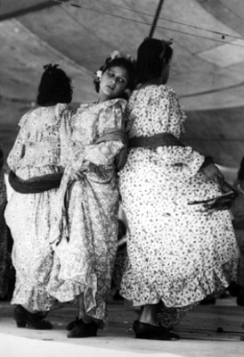 Mujeres adolescentes ejecutando un bailable