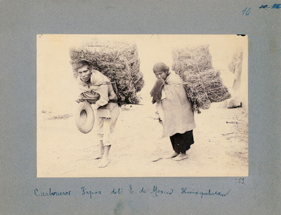 Hombre y mujer cargan bultos